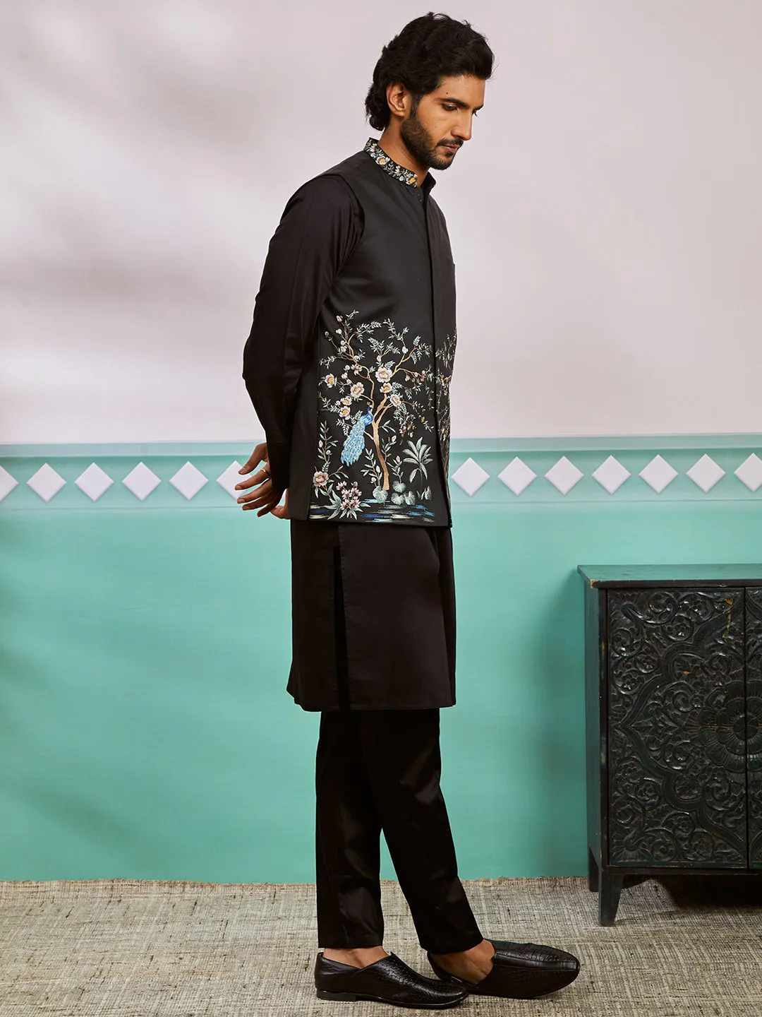 VASTRAMAY Men's Black Satin Silk Nehru Jacket, Kurta And Pyjama Set.
