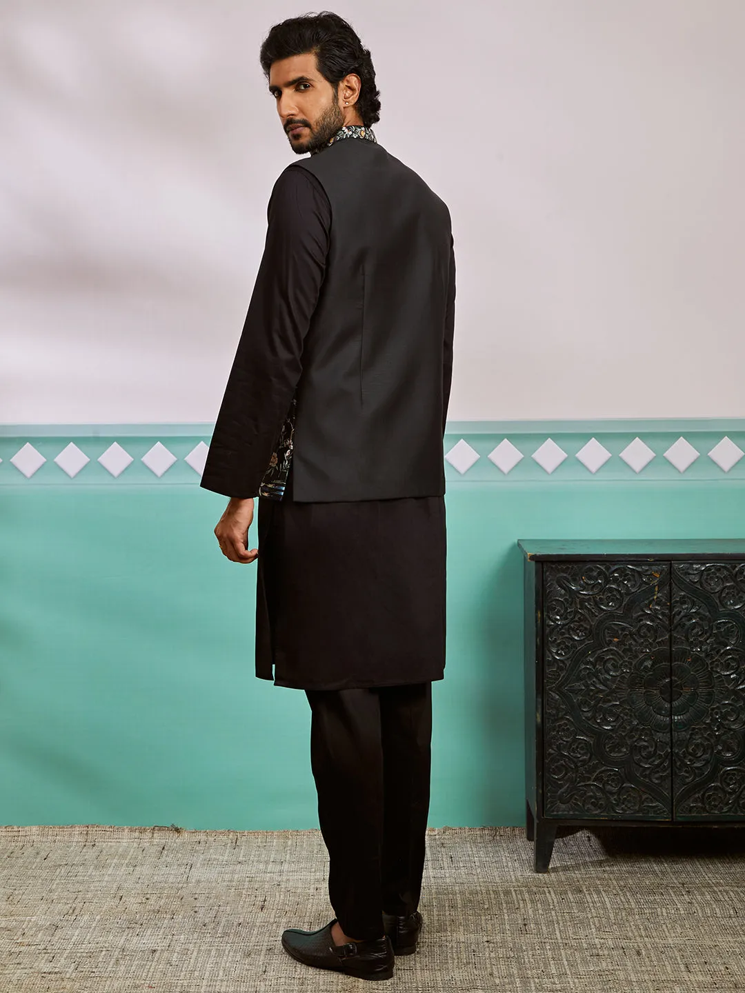 VASTRAMAY Men's Black Satin Silk Nehru Jacket, Kurta And Pyjama Set.