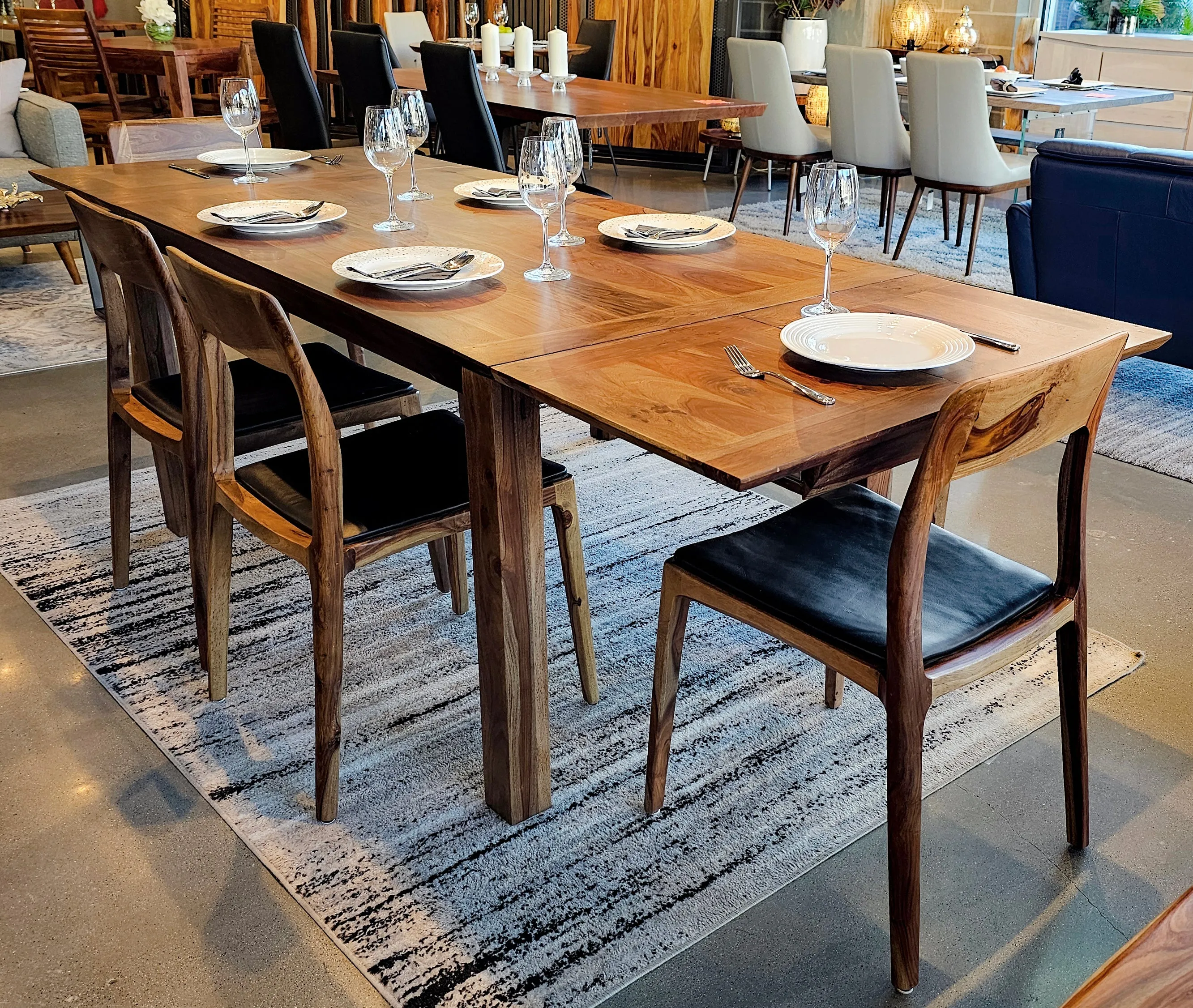 Vistaar Dining Table - Two Extensions